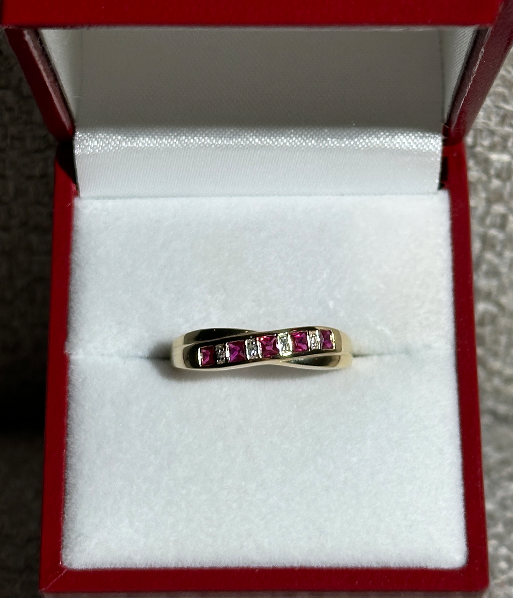 The Rose Quartz 9ct Solid Gold Ring with 4 Diamonds