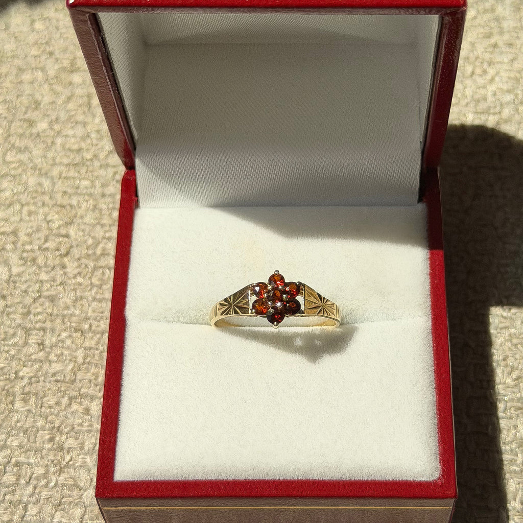 7 GARNET, 9CT SOLID GOLD RING