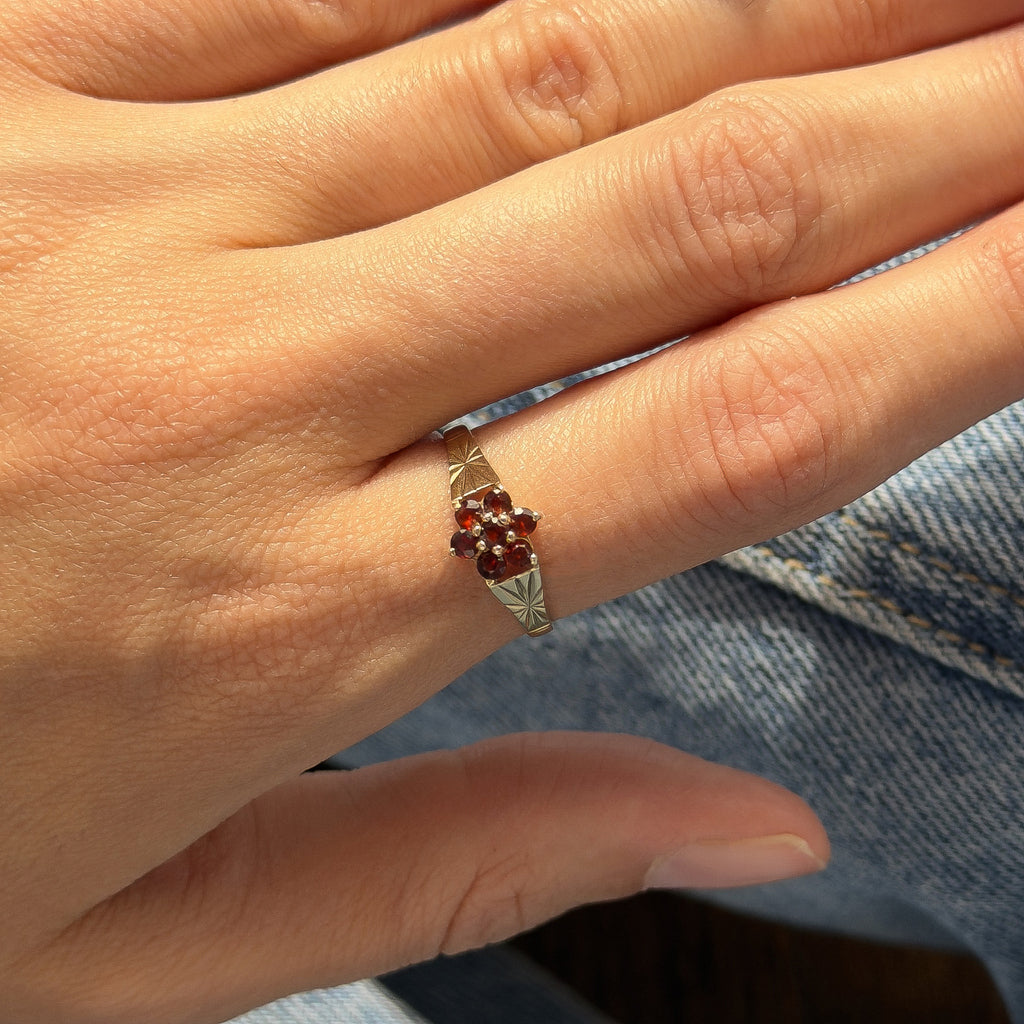 7 GARNET, 9CT SOLID GOLD RING