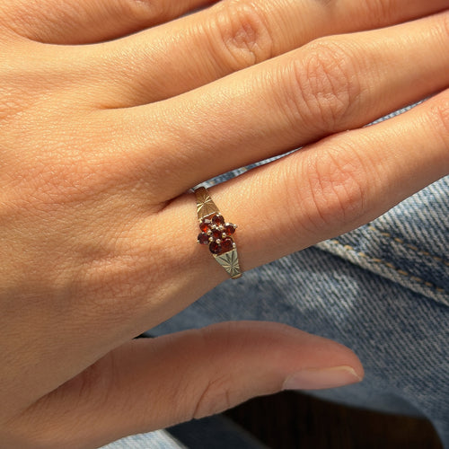 7 GARNET, 9CT SOLID GOLD RING