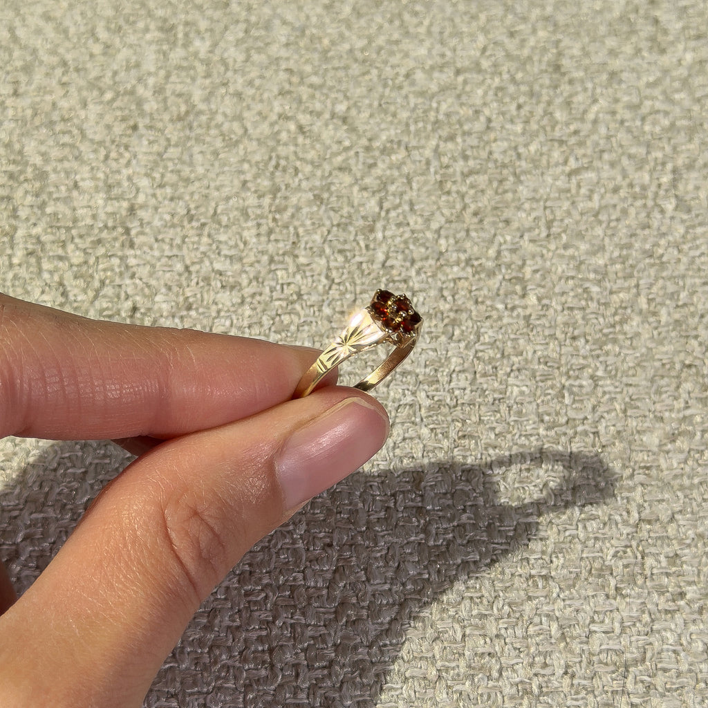 7 GARNET, 9CT SOLID GOLD RING