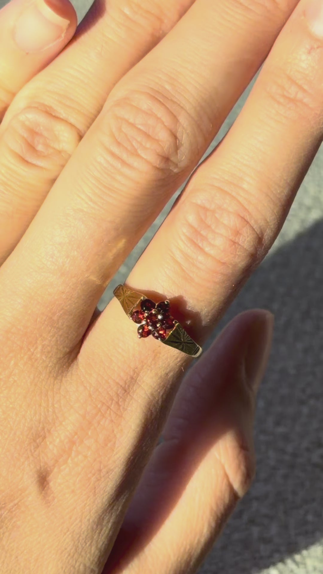 7 GARNET, 9CT SOLID GOLD RING